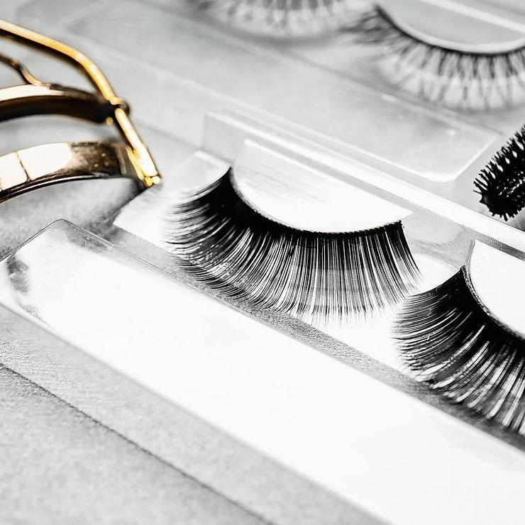 Applying eyelash extensions can be a daunting task