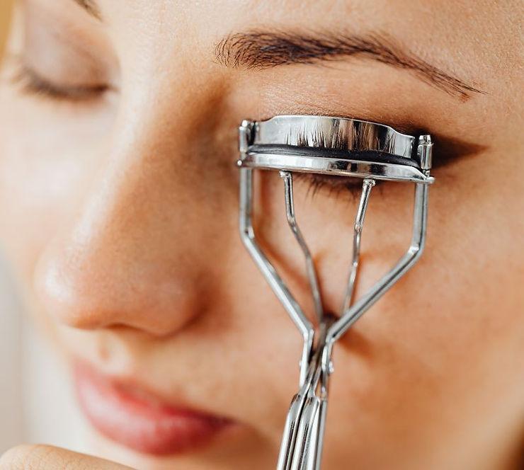 Best Way to Curl Your Eyelashes for Straight Lashes