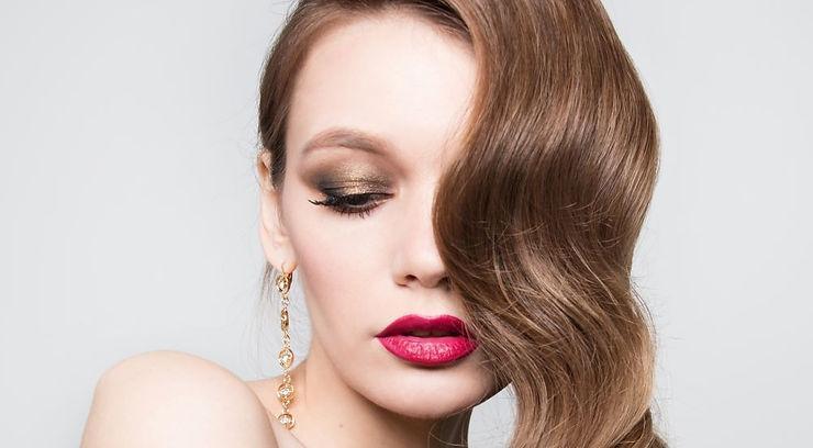 DIY Tutorial: Cutting False Lashes in Half for a Customized Look