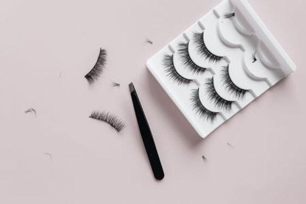 Easy Techniques to Apply Individual Lashes on Yourself Under Natural Lashes