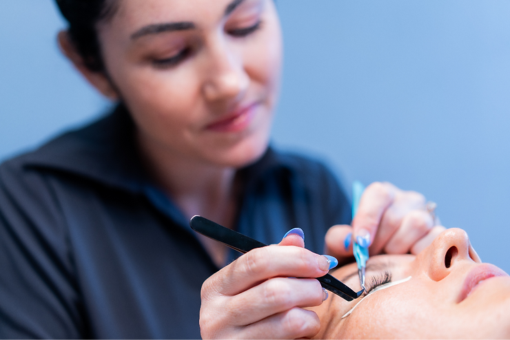 How Many Individual Eyelashes Does a Lash Tech Use on a Single Set for a Client?