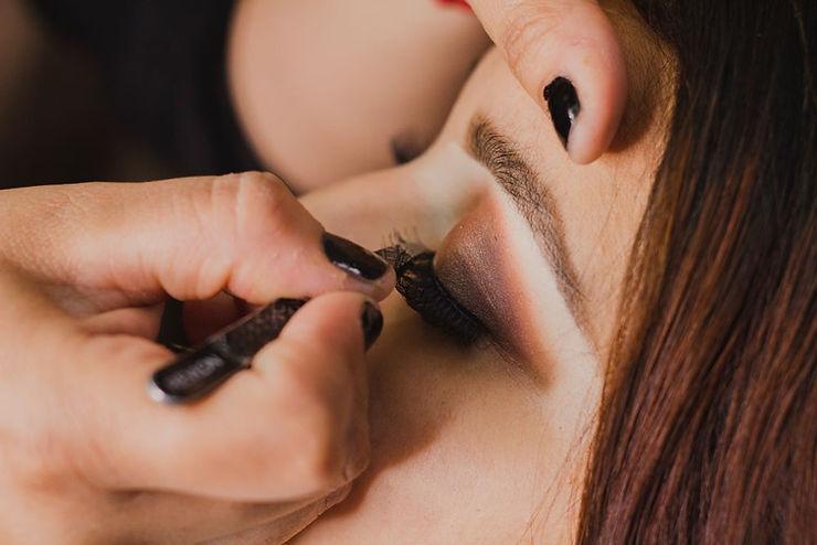 How to Put on Magnetic Lashes