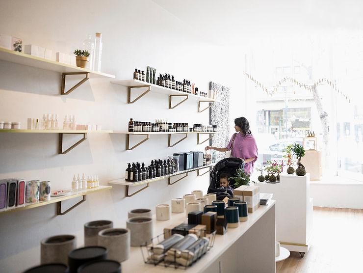 Lash Technicians: The Different Lash Glues Explained