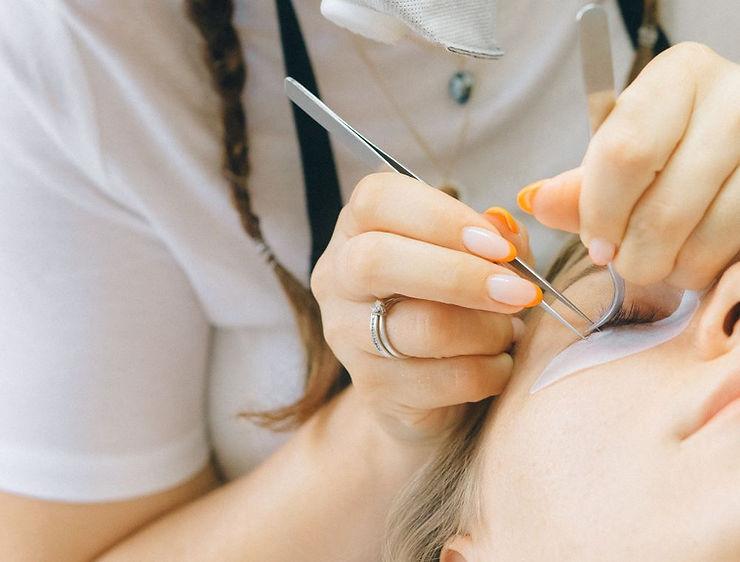 Step-By-Step Guide on How to Do Eyelash Extensions for a Beginner