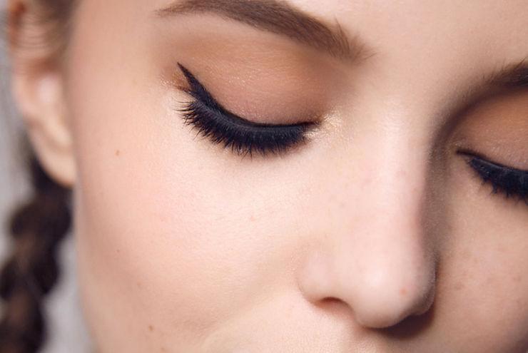 Tips for smudge-proof cat eye makeup