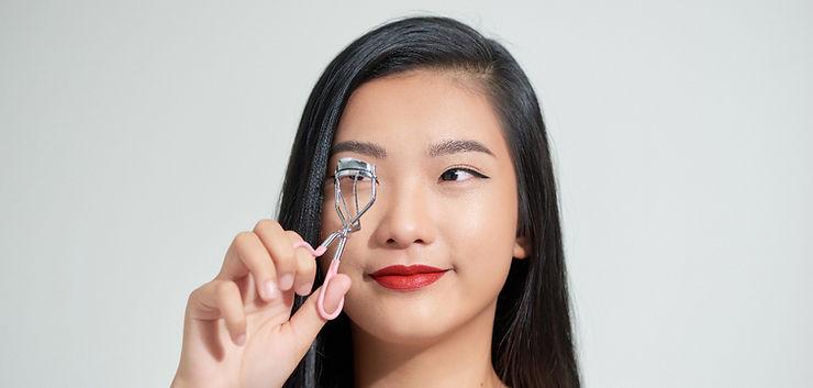 Why and How to Use an Eyelash Curler for the Best Results: Tips & Tricks